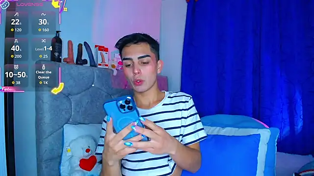 Snapshot of OwenBluee chatting on 10/20/25, 06:15 OwenBluee online show from 10/20/25, 06:15