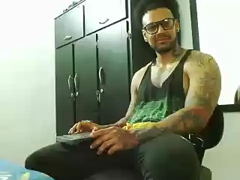 Snapshot of LewisStrong chatting on 10/01/25, 05:39 LewisStrong online show from 10/01/25, 05:39