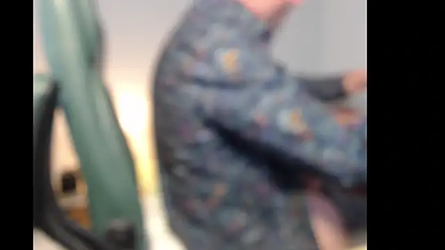 Snapshot of tuttiluss44 chatting on 11/08/25, 08:18 tuttiluss44 online show from 11/08/25, 08:18