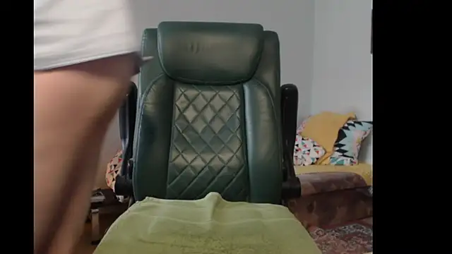 Snapshot of tuttiluss44 chatting on 02/21/26, 10:28 tuttiluss44 online show from 02/21/26, 10:28