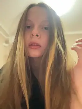 Snapshot of wrenlie chatting on 02/25/25, 04:35 wrenlie online show from 02/25/25, 04:35