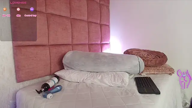 Snapshot of mariablonde_ chatting on 03/12/25, 11:12 mariablonde online show from 03/12/25, 11:12