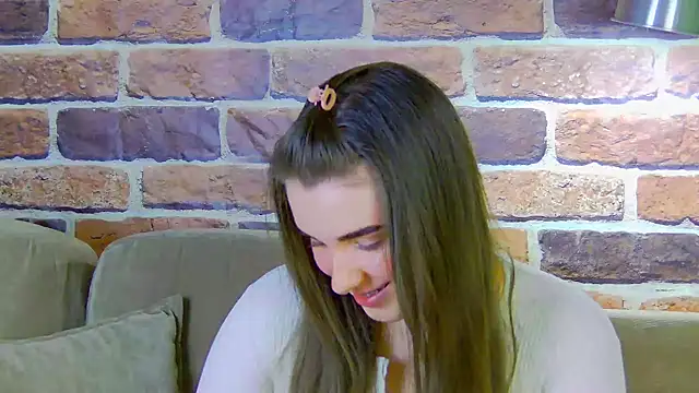 Sofia Hugs online show from 05/09/26, 06:11