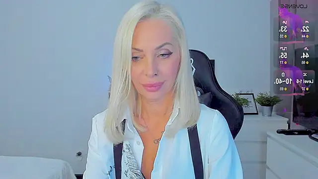 Snapshot of Miya_Kisss chatting on 12/20/25, 02:42 Miya Kisss online show from 12/20/25, 02:42