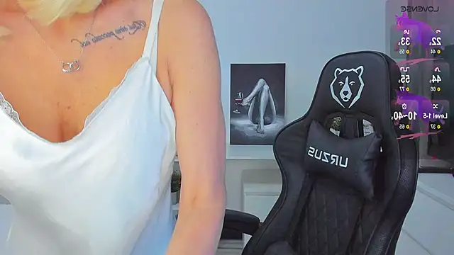 Snapshot of Miya_Kisss chatting on 12/15/25, 03:07 Miya Kisss online show from 12/15/25, 03:07