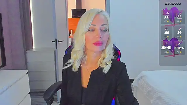 Snapshot of Miya_Kisss chatting on 10/25/25, 09:08 Miya Kisss online show from 10/25/25, 09:08