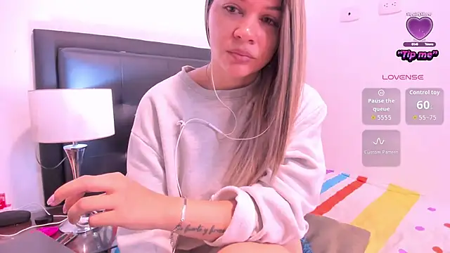 Snapshot of daniela_beauty chatting on 11/25/25, 12:05 daniela beauty online show from 11/25/25, 12:05