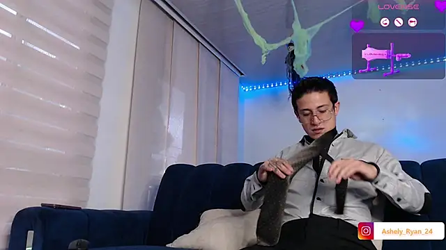 ashely ryan24 online show from 10/11/25, 09:27