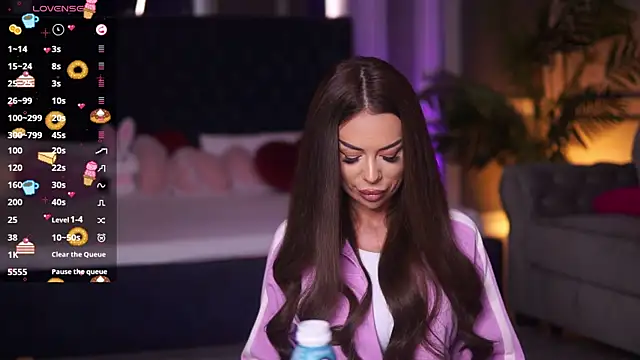 MissKiarra online show from 10/13/25, 09:22