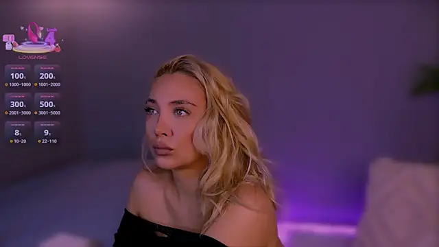 Snapshot of Jessielle chatting on 10/10/25, 10:16 Jessielle online show from 10/10/25, 10:16