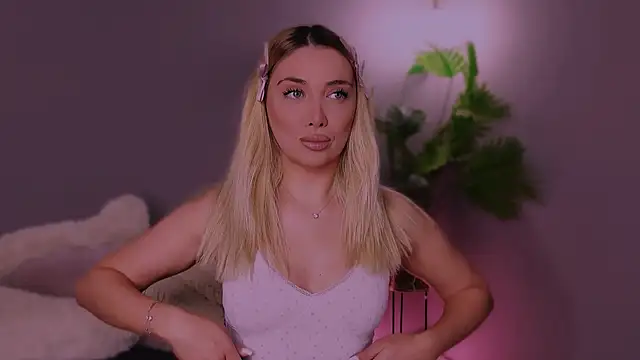 Snapshot of Jessielle chatting on 12/15/25, 07:36 Jessielle online show from 12/15/25, 07:36