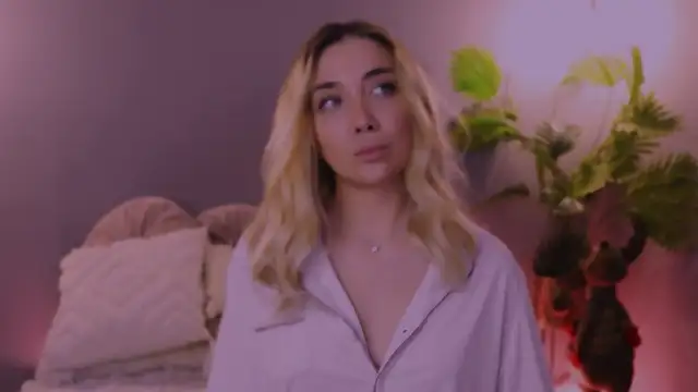 Snapshot of Jessielle chatting on 12/22/25, 10:04 Jessielle online show from 12/22/25, 10:04