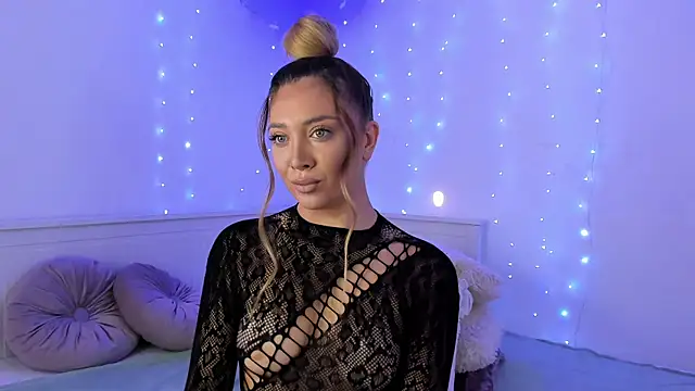 Snapshot of Jessielle chatting on 12/18/24, 07:36 Jessielle online show from 12/18/24, 07:36