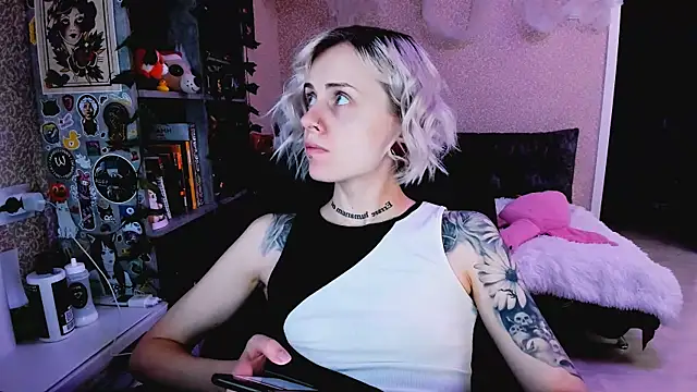 NaniMoore online show from 11/05/25, 08:23