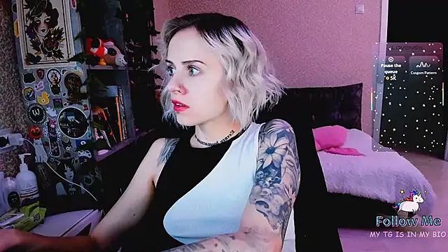 NaniMoore online show from 12/18/25, 08:34