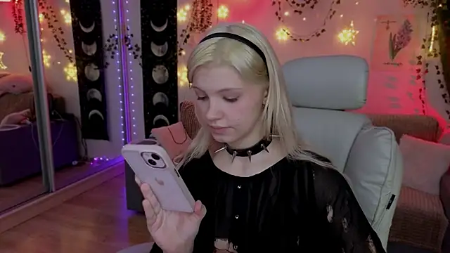 Moonlight Mia online show from 10/25/25, 11:16