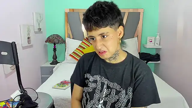 Snapshot of Ethan_lennox chatting on 12/17/25, 07:52 Ethan lennox online show from 12/17/25, 07:52