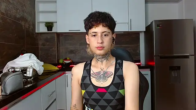 Snapshot of Ethan_lennox chatting on 12/14/25, 03:39 Ethan lennox online show from 12/14/25, 03:39