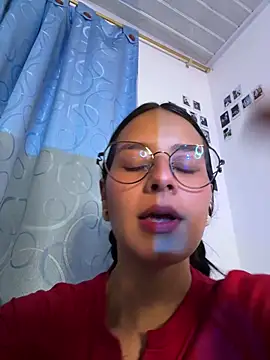 Snapshot of _vaness chatting on 05/16/26, 06:12 vaness online show from 05/16/26, 06:12