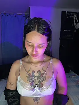 Snapshot of _vaness chatting on 10/15/25, 06:11 vaness online show from 10/15/25, 06:11