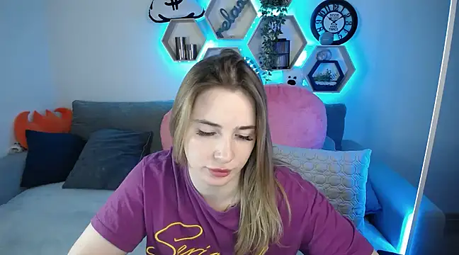 Snapshot of SabrinViolet chatting on 03/18/25, 12:17 SabrinViolet online show from 03/18/25, 12:17