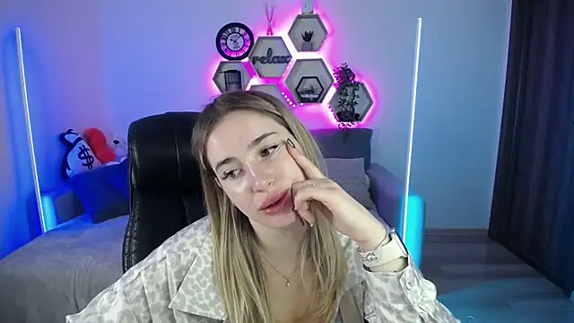 Snapshot of SabrinViolet chatting on 09/15/25, 08:04 SabrinViolet online show from 09/15/25, 08:04