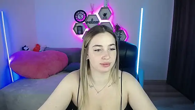 Snapshot of SabrinViolet chatting on 10/15/25, 08:11 SabrinViolet online show from 10/15/25, 08:11