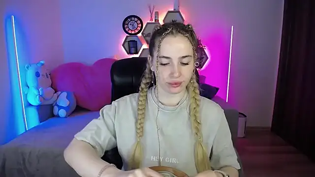 Snapshot of SabrinViolet chatting on 05/18/26, 08:08 SabrinViolet online show from 05/18/26, 08:08