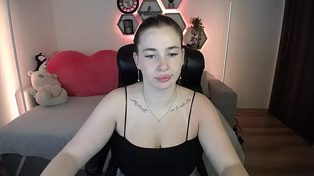 Snapshot of SabrinViolet chatting on 07/13/26, 08:02 SabrinViolet online show from 07/13/26, 08:02