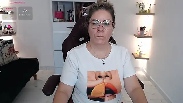 Snapshot of zehra_sanem chatting on 06/15/26, 02:06 zehra sanem online show from 06/15/26, 02:06