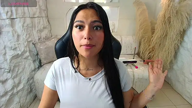 Snapshot of Dakotha_v_ chatting on 05/15/26, 03:37 Dakotha v online show from 05/15/26, 03:37