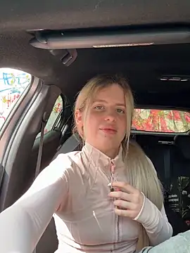 Holly-Glamour online show from 04/16/26, 12:28