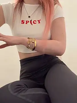 Snapshot of Holly-Glamour chatting on 11/02/25, 03:06 Holly-Glamour online show from 11/02/25, 03:06