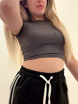 Snapshot of Holly-Glamour chatting on 09/09/25, 05:06 Holly-Glamour online show from 09/09/25, 05:06