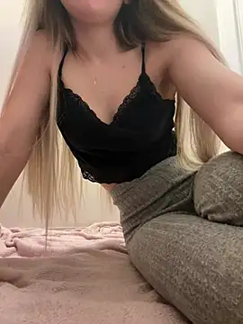 Snapshot of Holly-Glamour chatting on 02/04/25, 12:08 Holly-Glamour online show from 02/04/25, 12:08