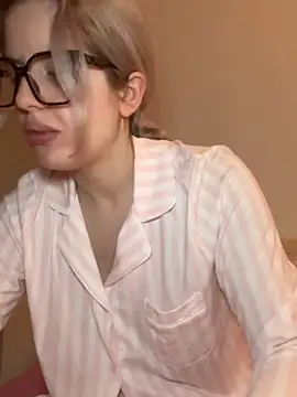 Holly-Glamour online show from 02/04/26, 03:23