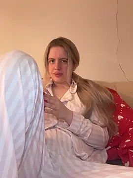 Holly-Glamour online show from 02/14/26, 01:50