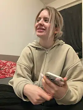 Holly-Glamour online show from 05/20/26, 11:24