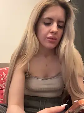 Holly-Glamour online show from 03/15/26, 07:26