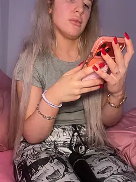 Holly-Glamour online show from 12/22/25, 01:28