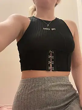 Snapshot of Holly-Glamour chatting on 03/08/25, 12:22 Holly-Glamour online show from 03/08/25, 12:22