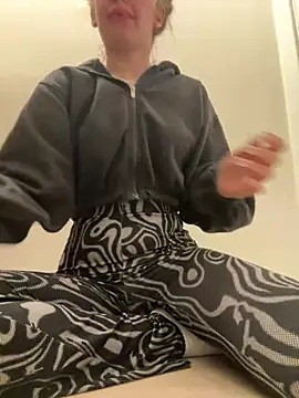 Snapshot of Holly-Glamour chatting on 03/04/25, 12:50 Holly-Glamour online show from 03/04/25, 12:50