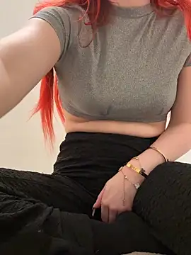 Snapshot of Holly-Glamour chatting on 10/16/25, 12:41 Holly-Glamour online show from 10/16/25, 12:41