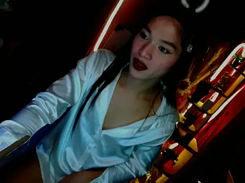 Snapshot of Ur_dreamgurl05 chatting on 12/23/25, 06:02 Ur dreamgurl05 online show from 12/23/25, 06:02