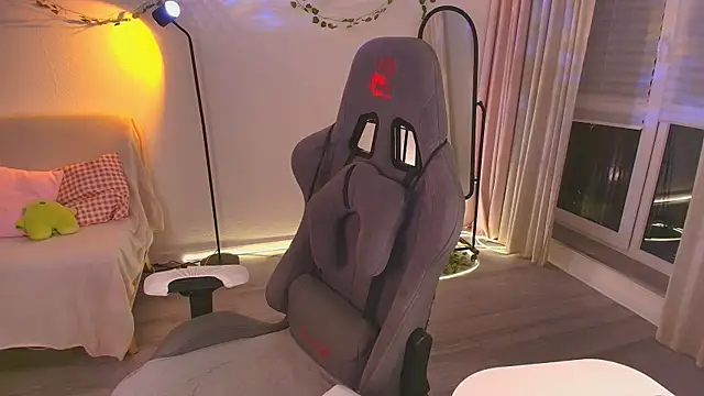 Eva Davi online show from 11/18/25, 02:27