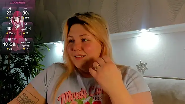 Snapshot of Ruth_Oliver chatting on 12/03/25, 01:06 Ruth Oliver online show from 12/03/25, 01:06