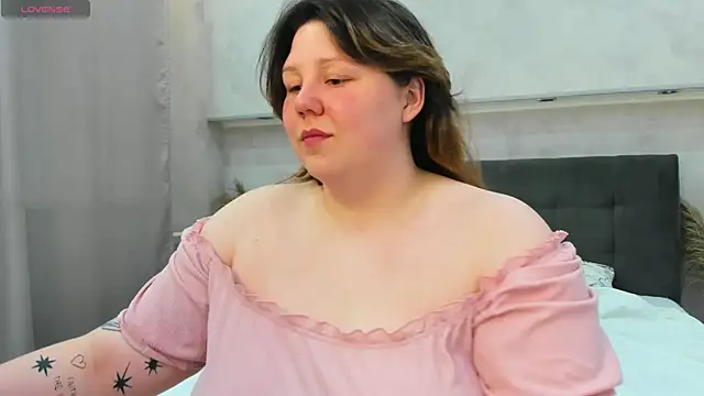 Snapshot of Ruth_Oliver chatting on 06/22/26, 01:11 Ruth Oliver online show from 06/22/26, 01:11