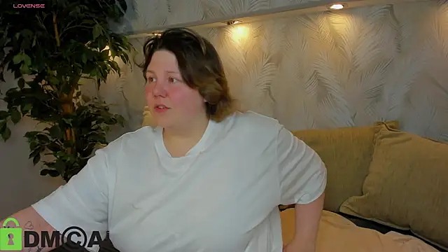 Snapshot of Ruth_Oliver chatting on 07/04/26, 01:12 Ruth Oliver online show from 07/04/26, 01:12