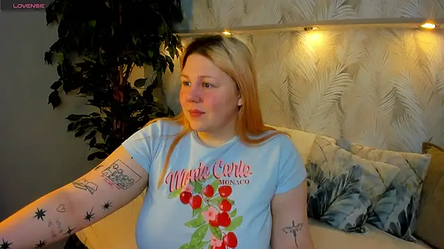 Snapshot of Ruth_Oliver chatting on 11/22/25, 01:04 Ruth Oliver online show from 11/22/25, 01:04