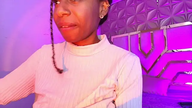 Snapshot of Queen_perla_ chatting on 04/15/26, 12:21 Queen perla online show from 04/15/26, 12:21